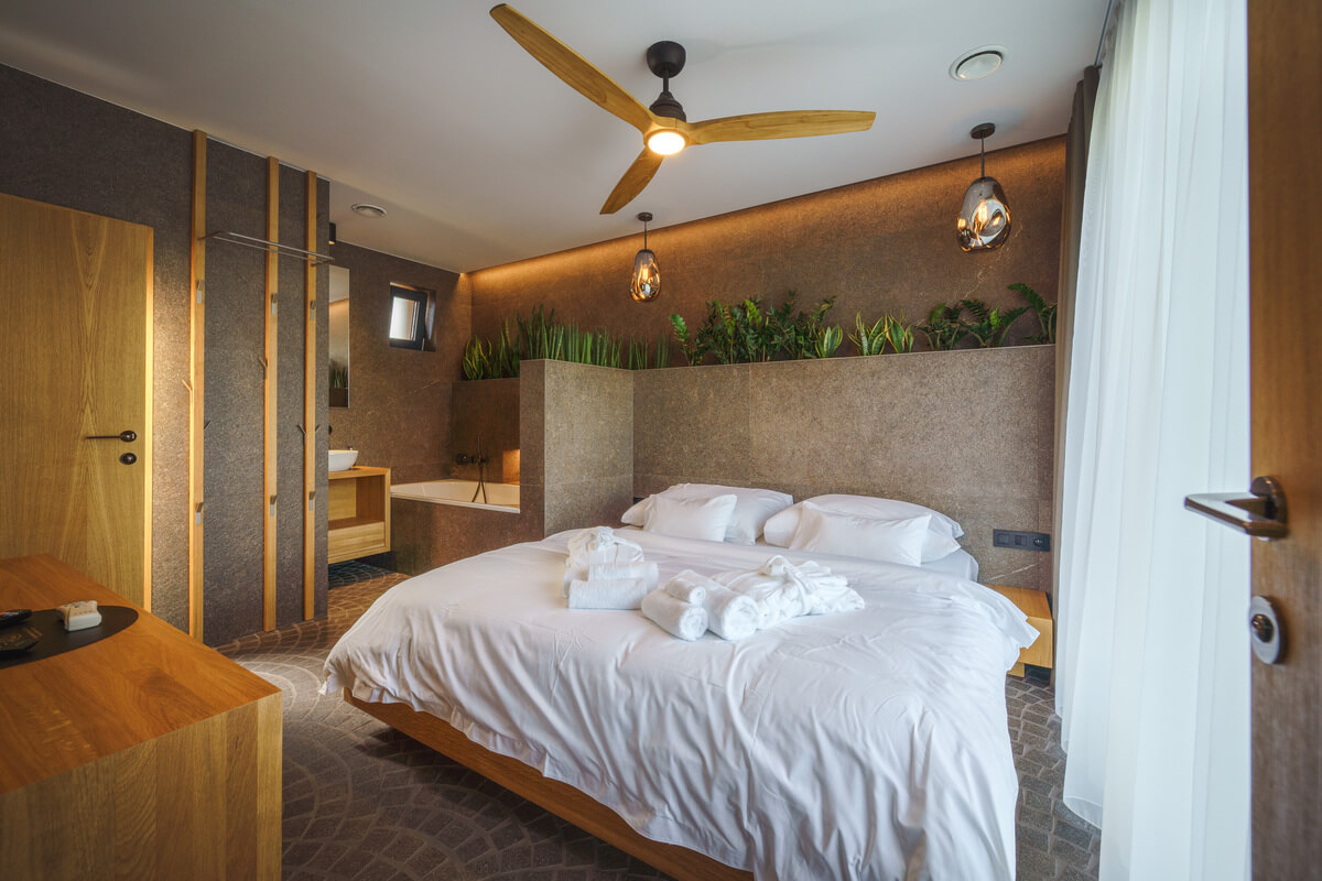 interior-of-modern-bedroom-suite-with-bath-in-luxu-RXCHT3Y.jpeg